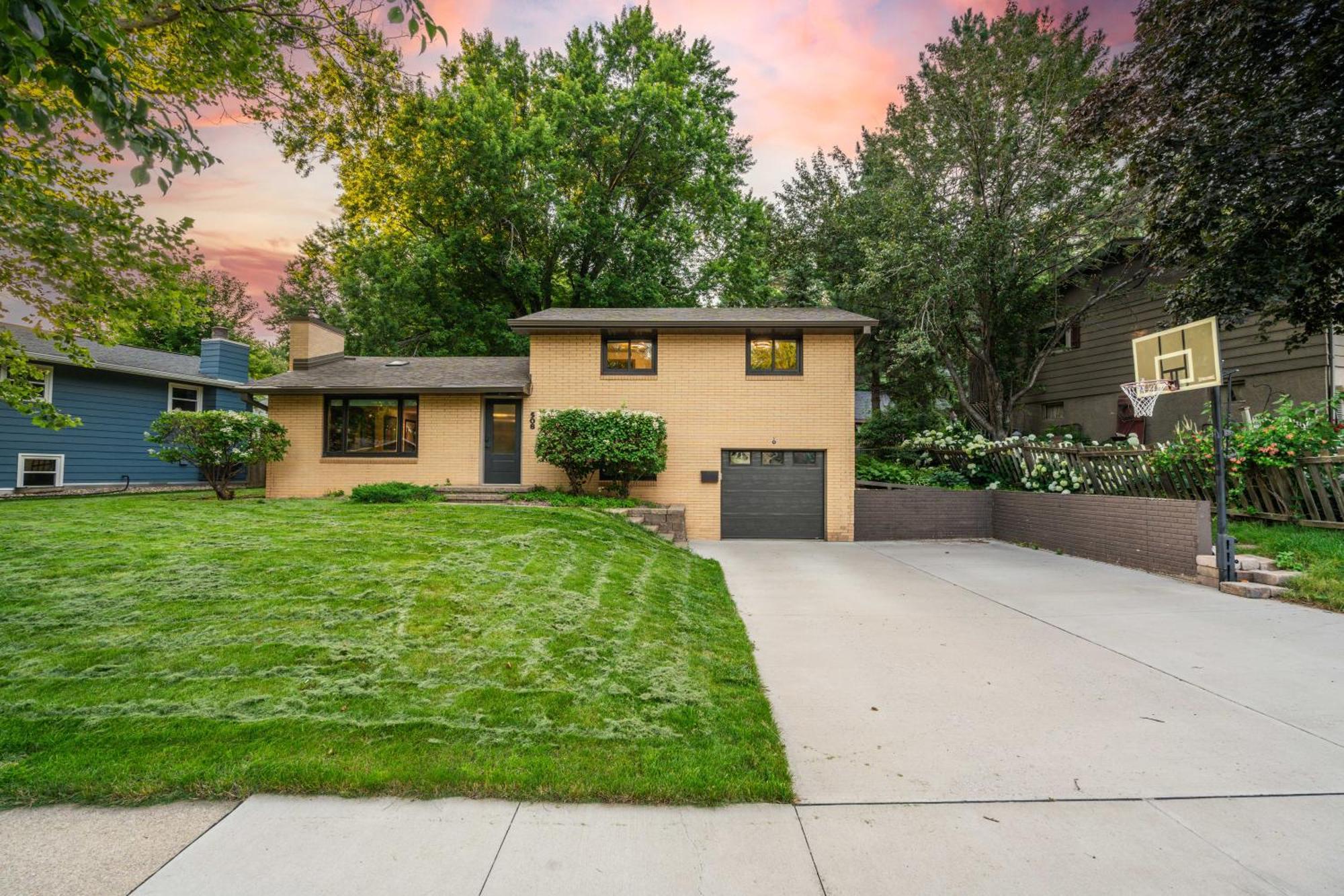 Brick House Villa Sioux Falls Exterior photo