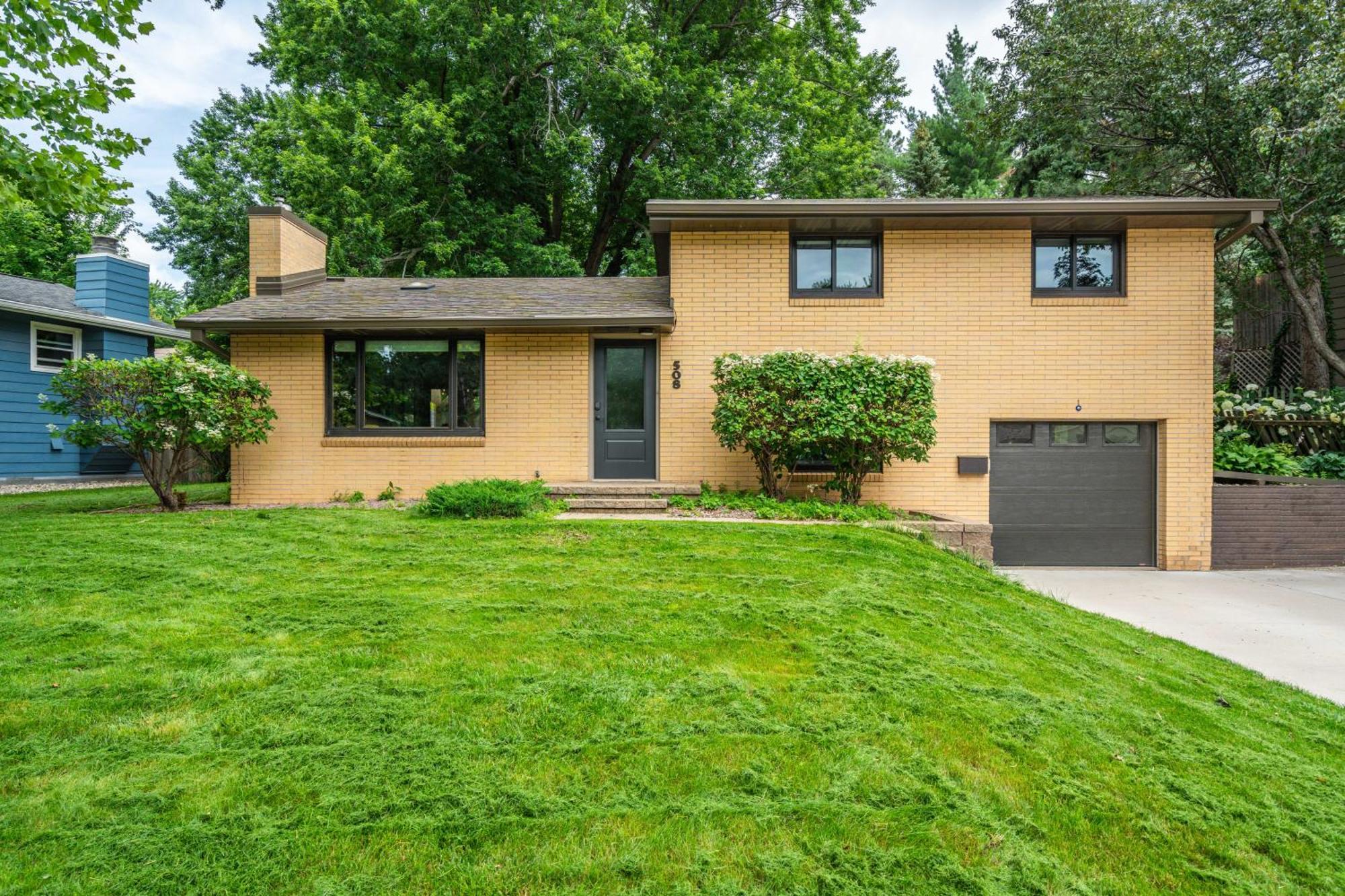 Brick House Villa Sioux Falls Exterior photo
